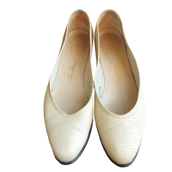 Ferragamo Snake Embossed Cream Leather Flats Size 8.5 - Picture 2 of 10